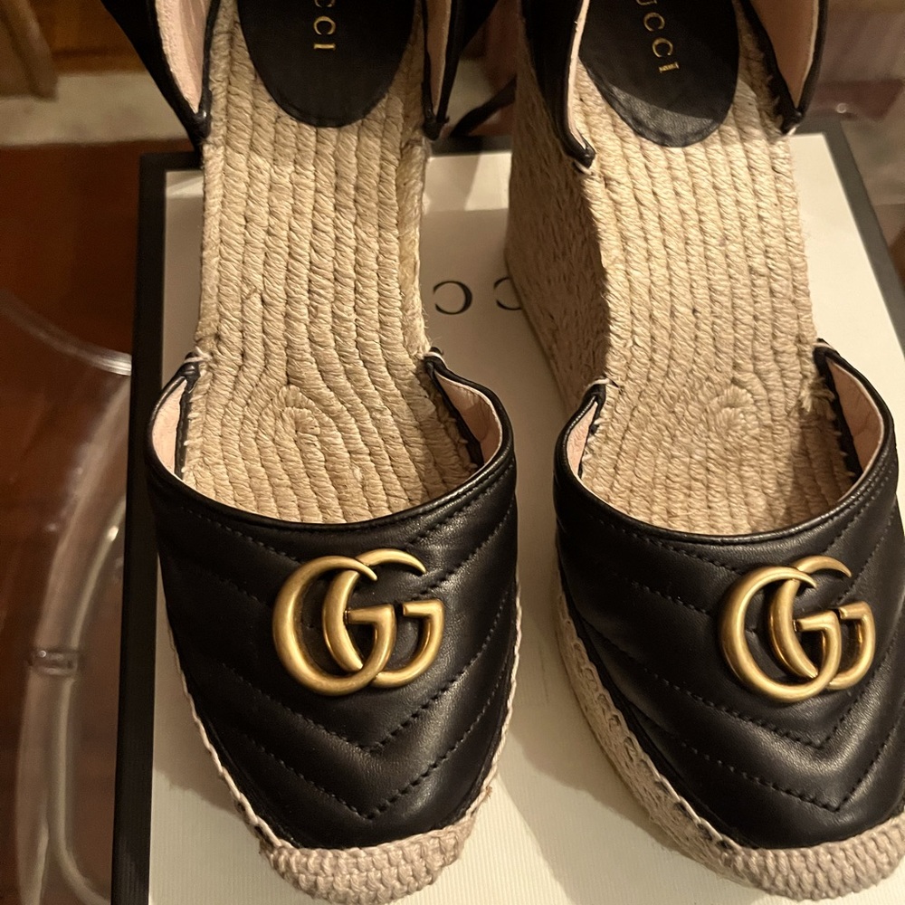 Gucci espadrilles fits a size 10 because runs narrow. Worn 1x for 4-5 hours